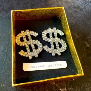 NWOT Silver tone Earrings 🌟